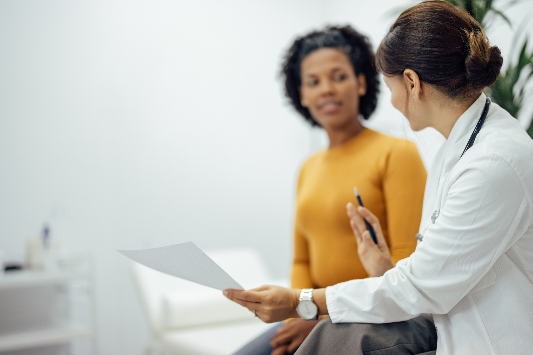 Un médecin discutant des résultats avec un patient.