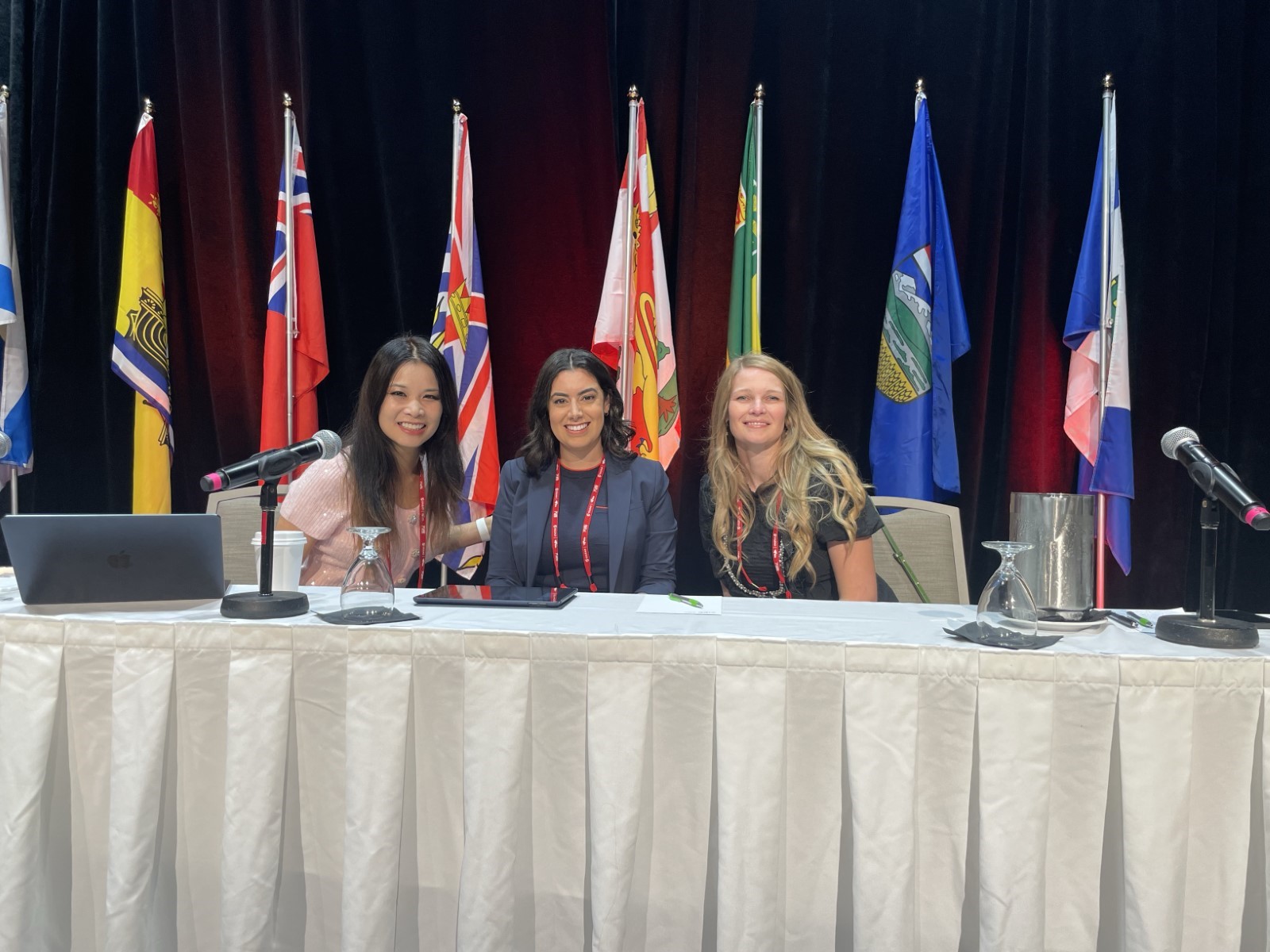 Christina Sit de la SLLC, en compagnie de Dior Caruso et de Stephanie Lalonde, infirmières, lors de la table ronde sur la valeur du point de vue du personnel infirmier dans les décisions quant au remboursement des traitements contre le cancer par l’État.