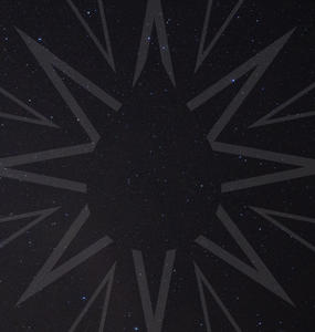Un fond noir avec une grande étoile grise délavée à droite. La star a un masque représentant une goutte de sang fanée au milieu.