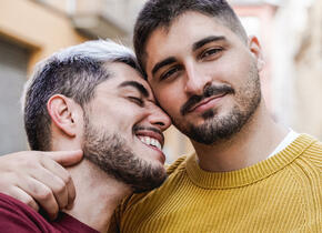 Deux hommes s'embrassant et souriant