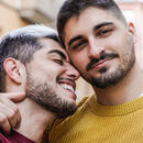 Deux hommes s'embrassant et souriant